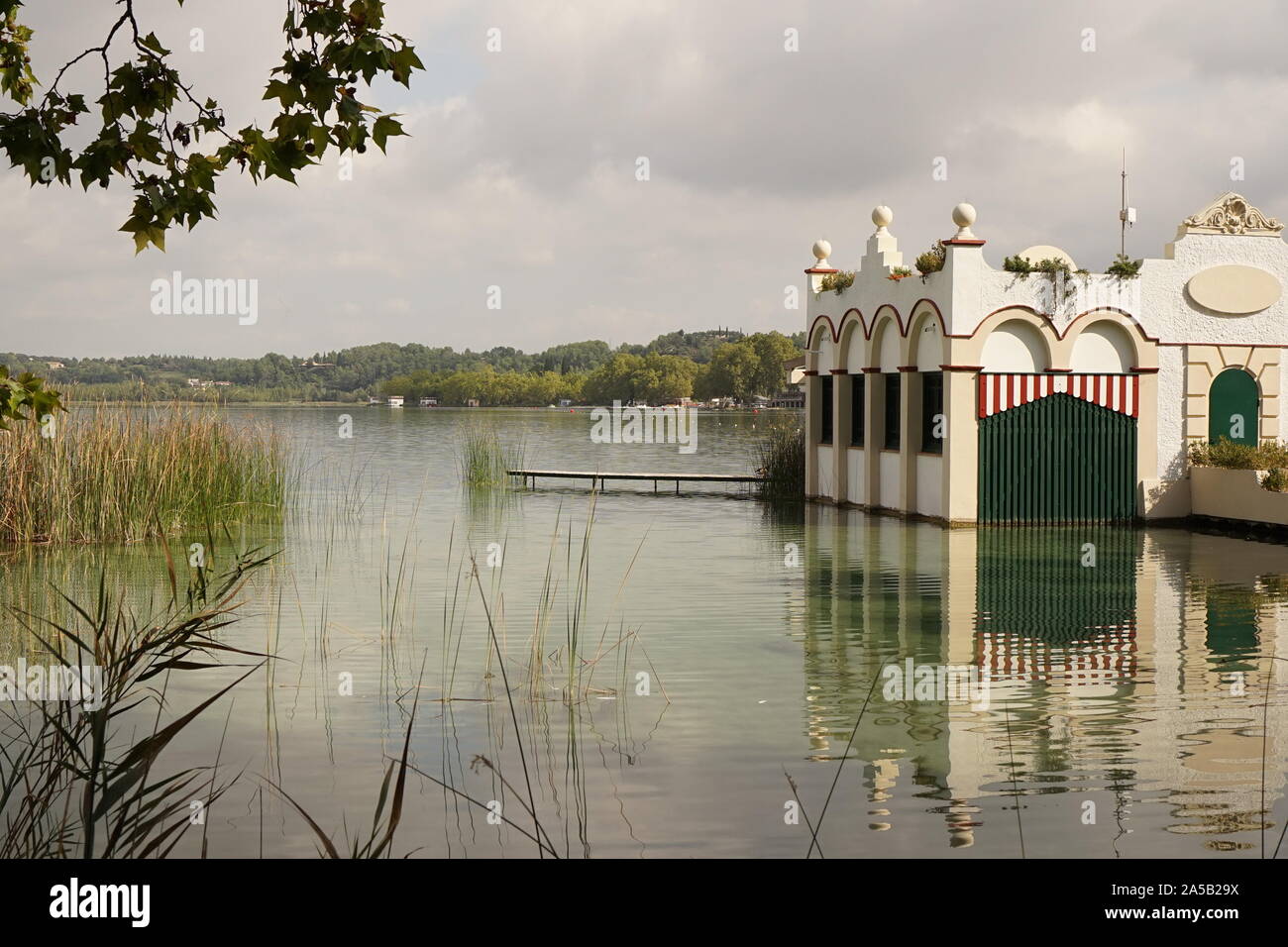 Bella casa galleggiante sul lago di Banyoles Foto Stock