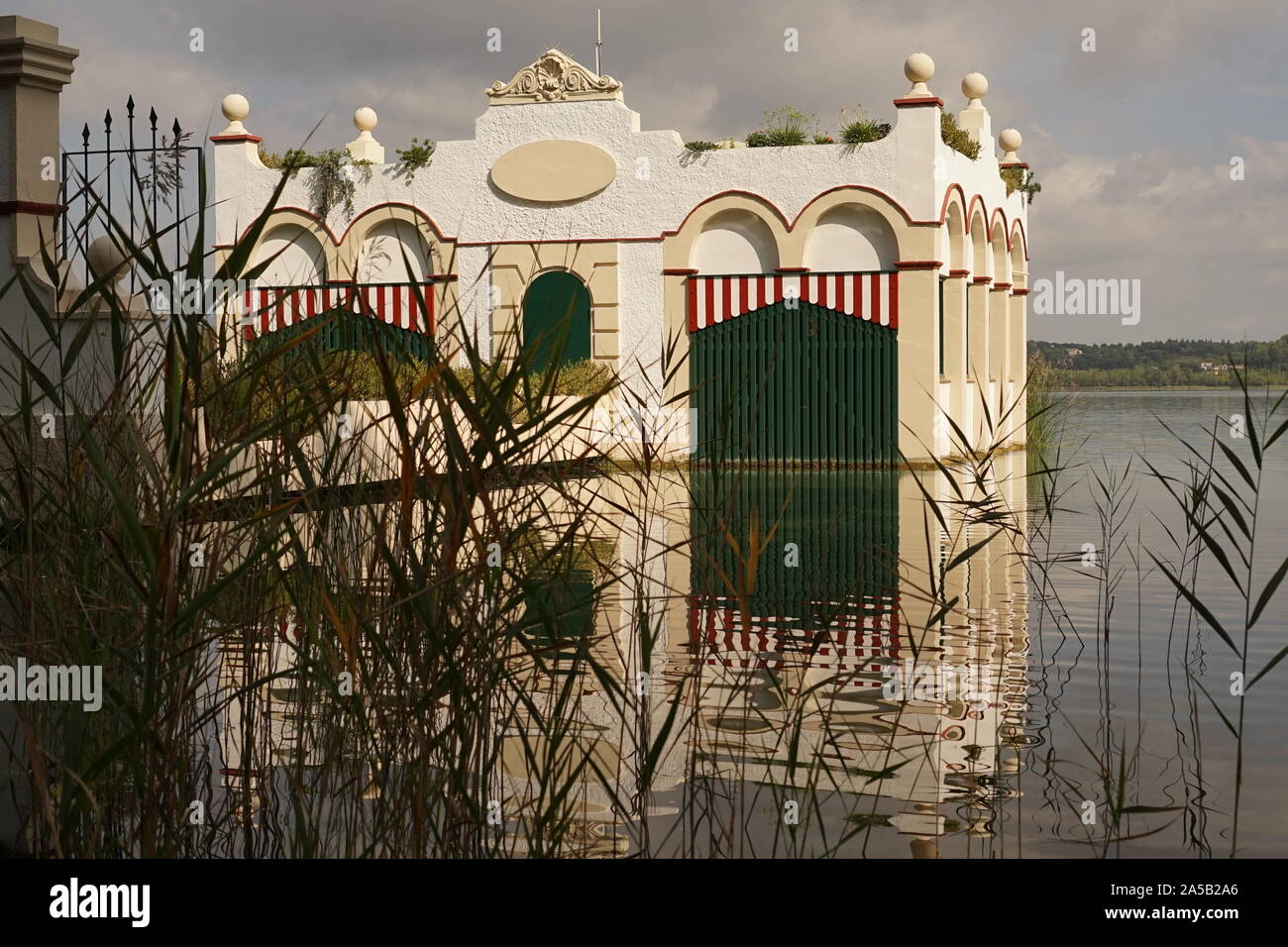 Bella casa galleggiante sul lago di Banyoles Foto Stock