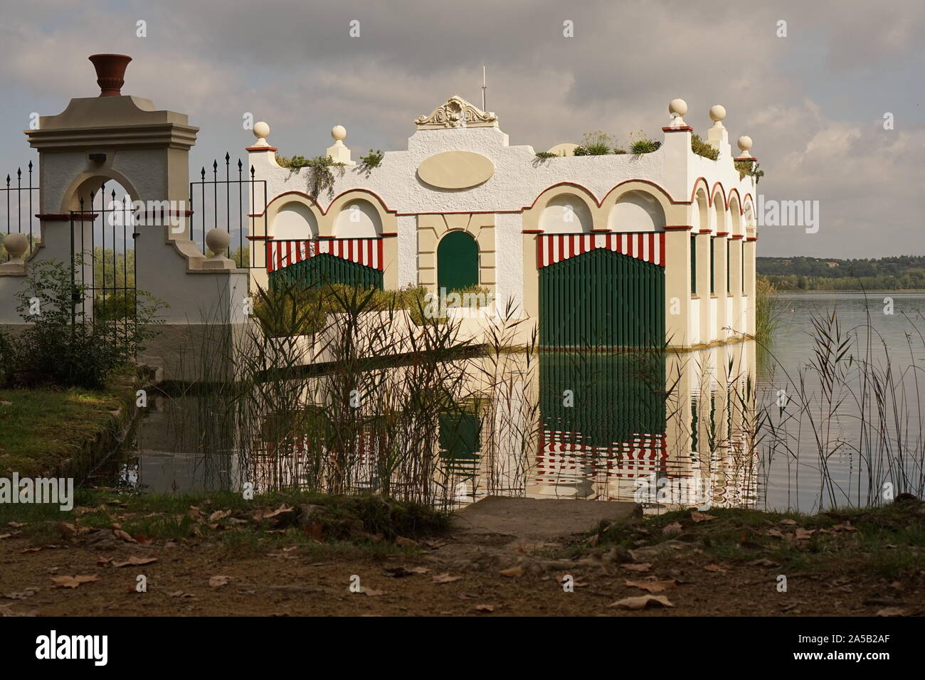 Bella casa galleggiante sul lago di Banyoles Foto Stock