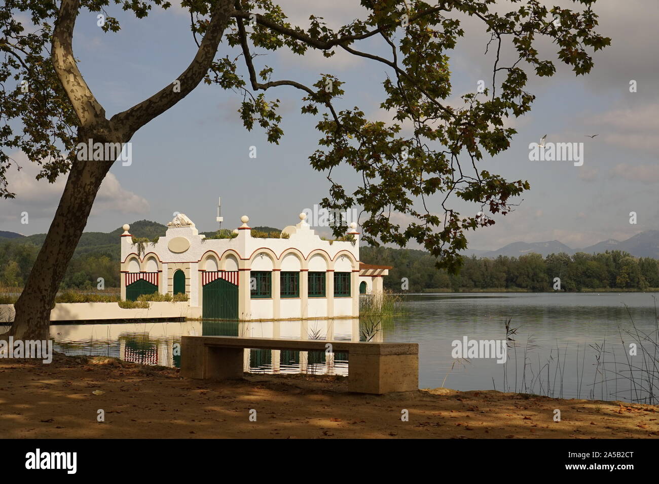 Bella casa galleggiante sul lago di Banyoles Foto Stock