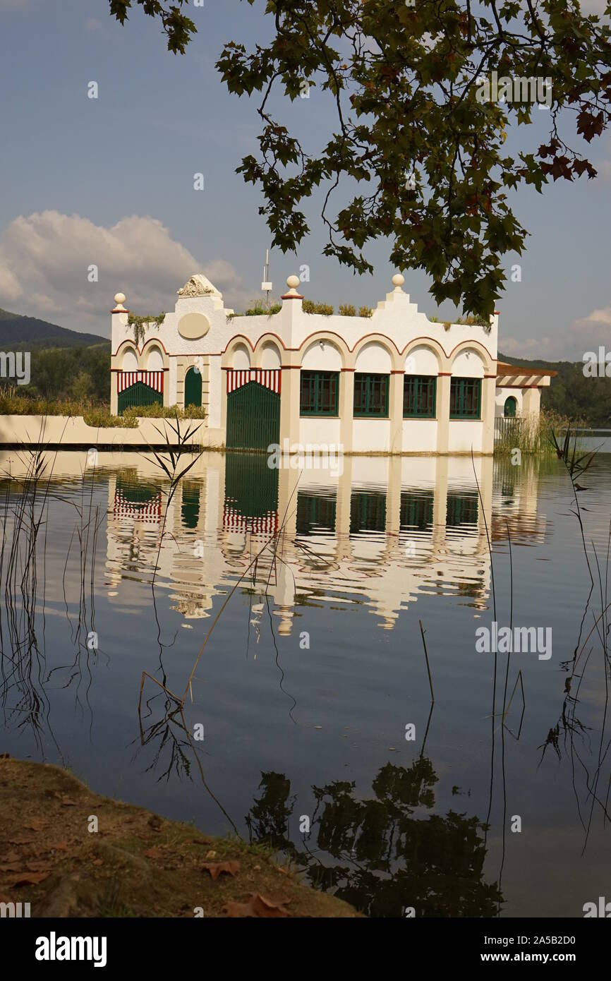Bella casa galleggiante sul lago di Banyoles Foto Stock