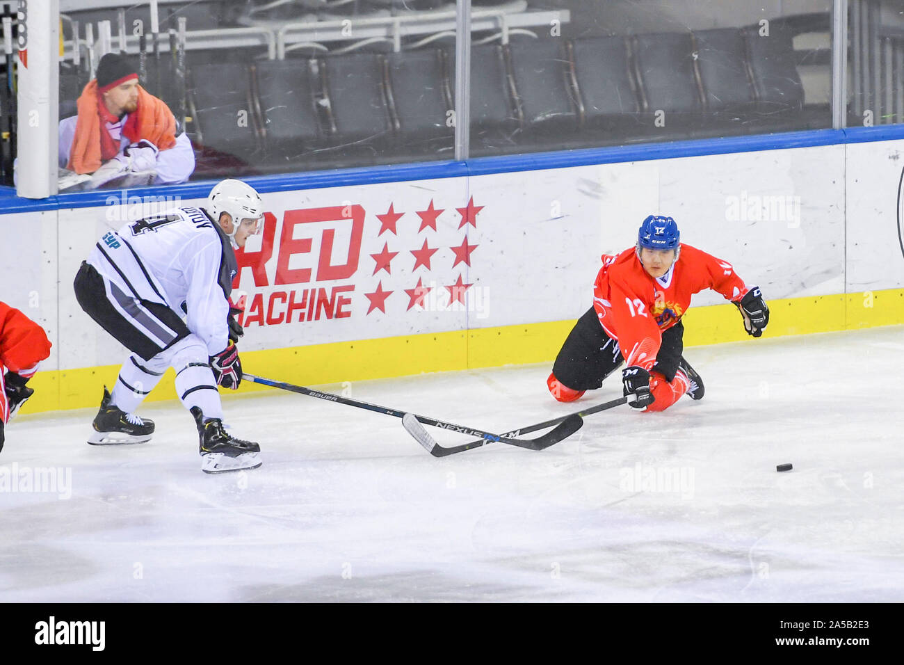 Jilin. Xix oct, 2019. Tsen di Tou Hao Wu (R) il sistema VIES per il puck durante una partita tra Tsen Tou e Rubin su Silk Road sommo Hockey League nella città di Jilin del nord-est della Cina di provincia di Jilin, ad ottobre19, 2019. Credito: Zhang Nan/Xinhua/Alamy Live News Foto Stock