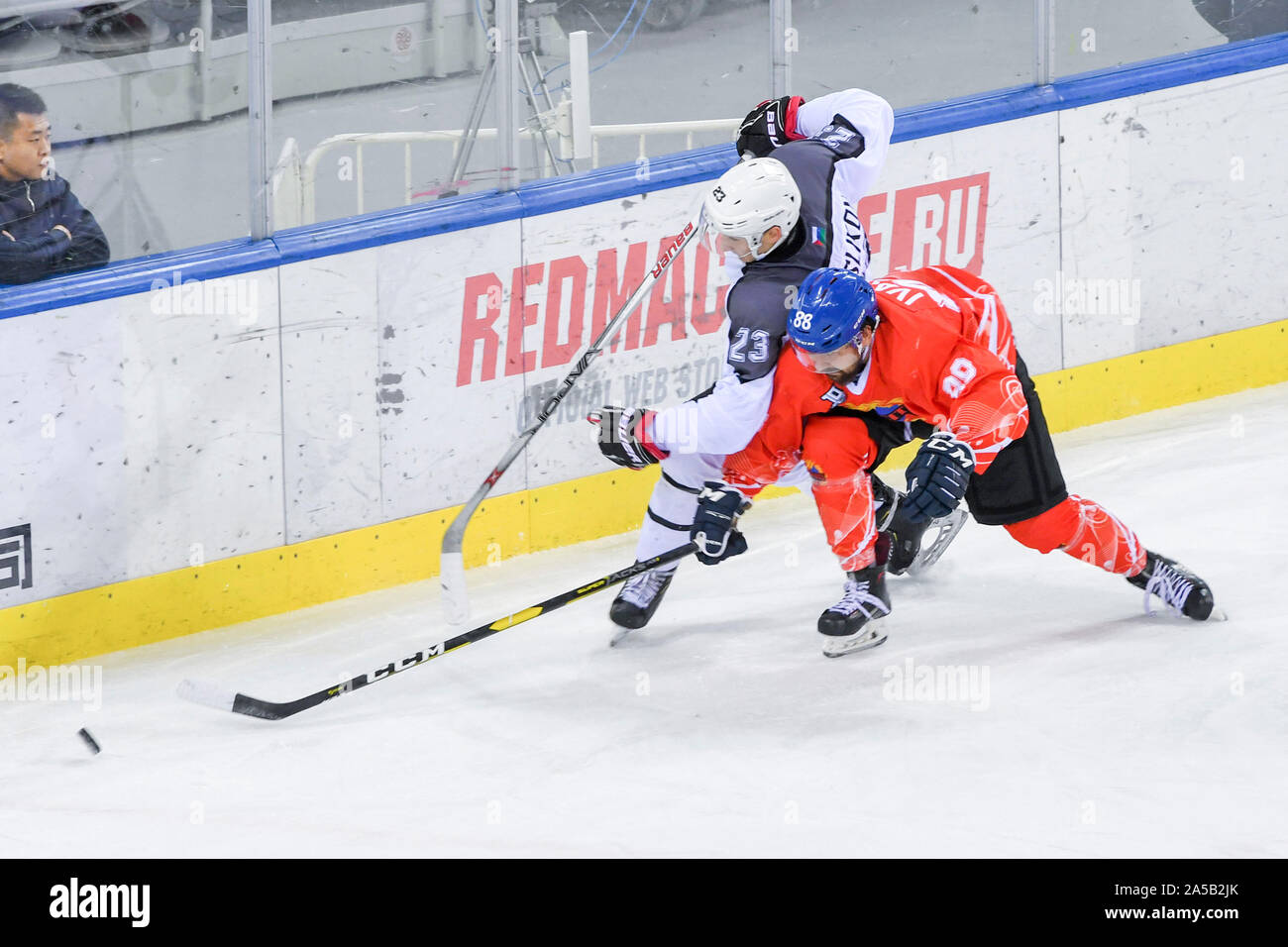 Jilin. Xix oct, 2019. Tsen Tou's Ivanov Yegor (R) il sistema VIES con Rubin's Suslikov Mikhail durante una partita tra Tsen Tou e Rubin su Silk Road sommo Hockey League nella città di Jilin del nord-est della Cina di provincia di Jilin, ad ottobre19, 2019. Credito: Zhang Nan/Xinhua/Alamy Live News Foto Stock