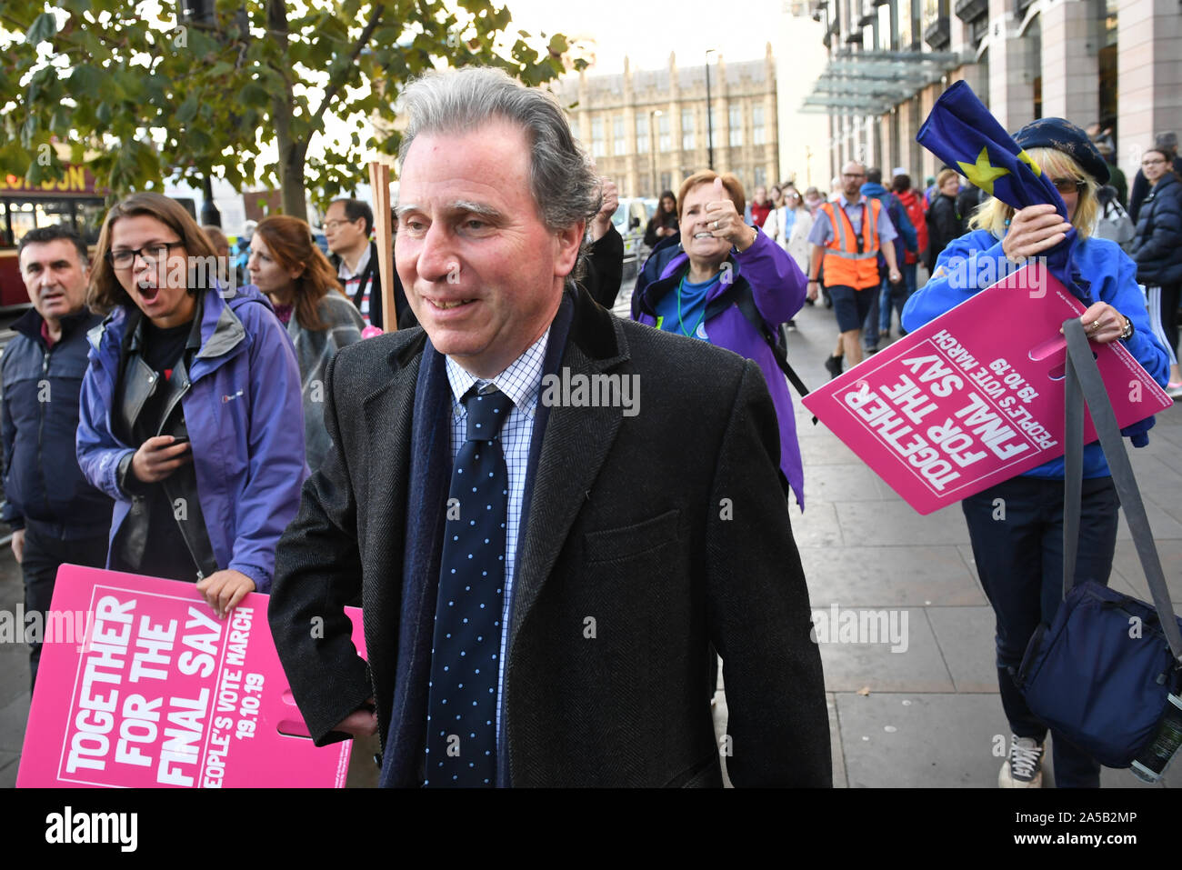 Sir Oliver Letwin MP in piazza del Parlamento, Londra, durante un anti-Brexit, cerchiamo di essere sentito rally, dopo che esso è stato annunciato che il Letwin emendamento che mira ad evitare un no-deal Brexit il 31 ottobre, è stata accettata Foto Stock