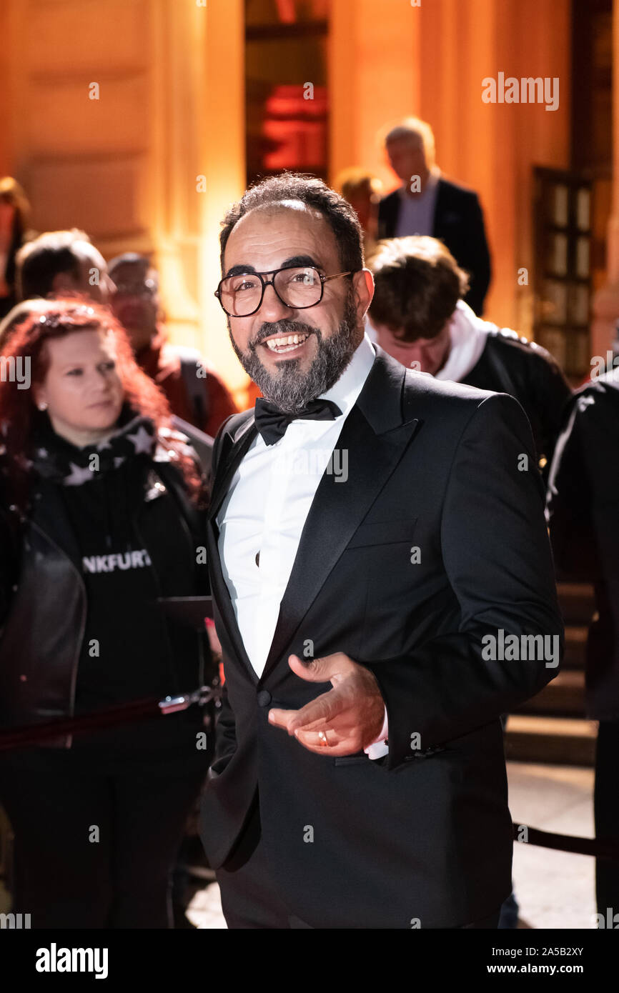 18 ottobre 2019, Assia, Frankfurt/Main: Adnan Maral, attore è in procinto di essere aggiudicati il film di Hesse e premio Cinema 2019 sul tappeto rosso presso la Alte Oper. Foto: Sila Stein/dpa Foto Stock