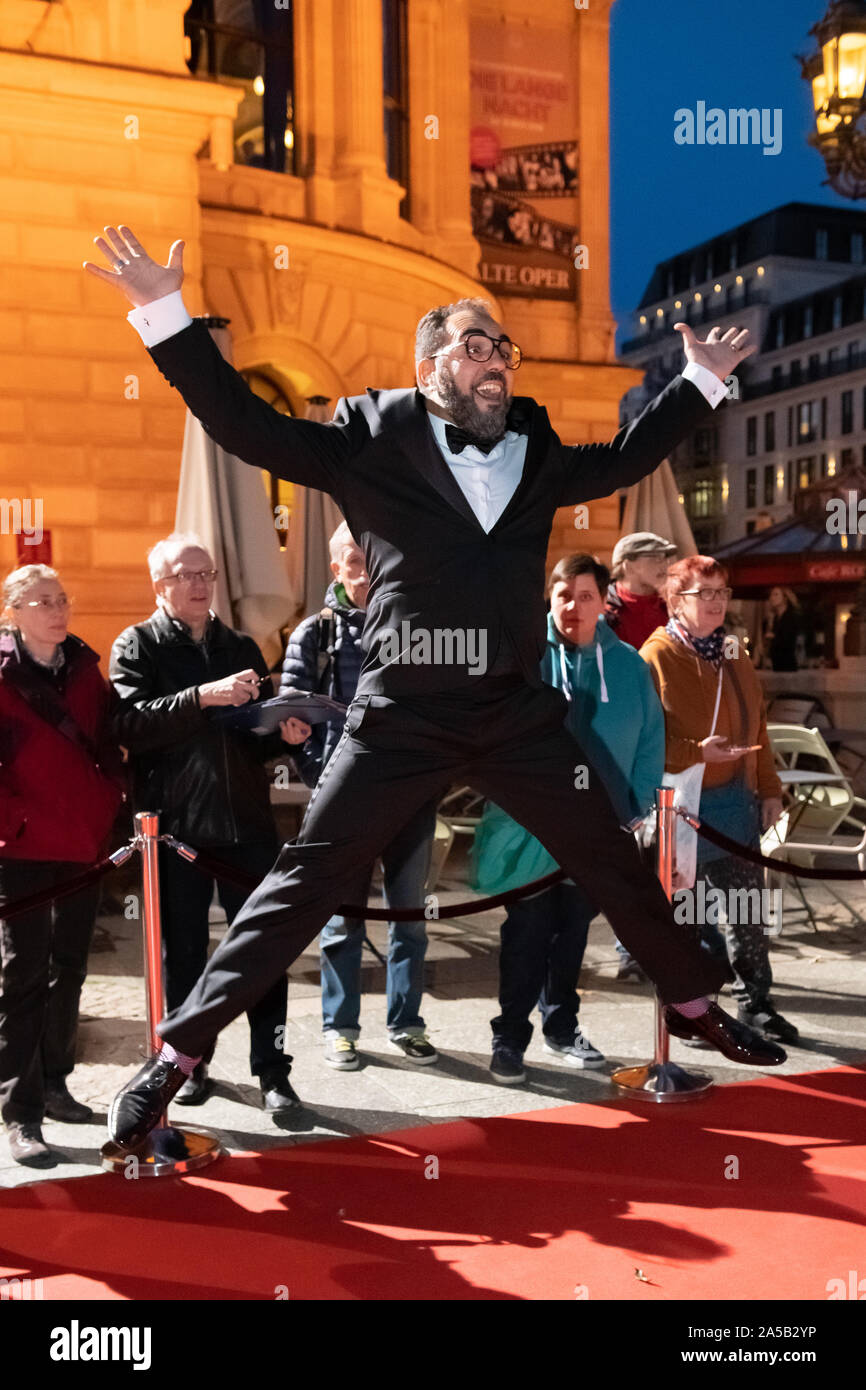 18 ottobre 2019, Assia, Frankfurt/Main: Adnan Maral, attore, salti in aria sul tappeto rosso presso la Alte Oper prima i premi di film di Hesse e premio Cinema 2019 iniziare. Foto: Sila Stein/dpa Foto Stock
