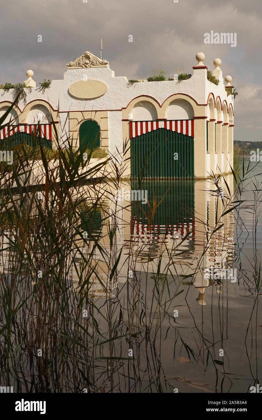 Bella casa galleggiante sul lago di Banyoles Foto Stock