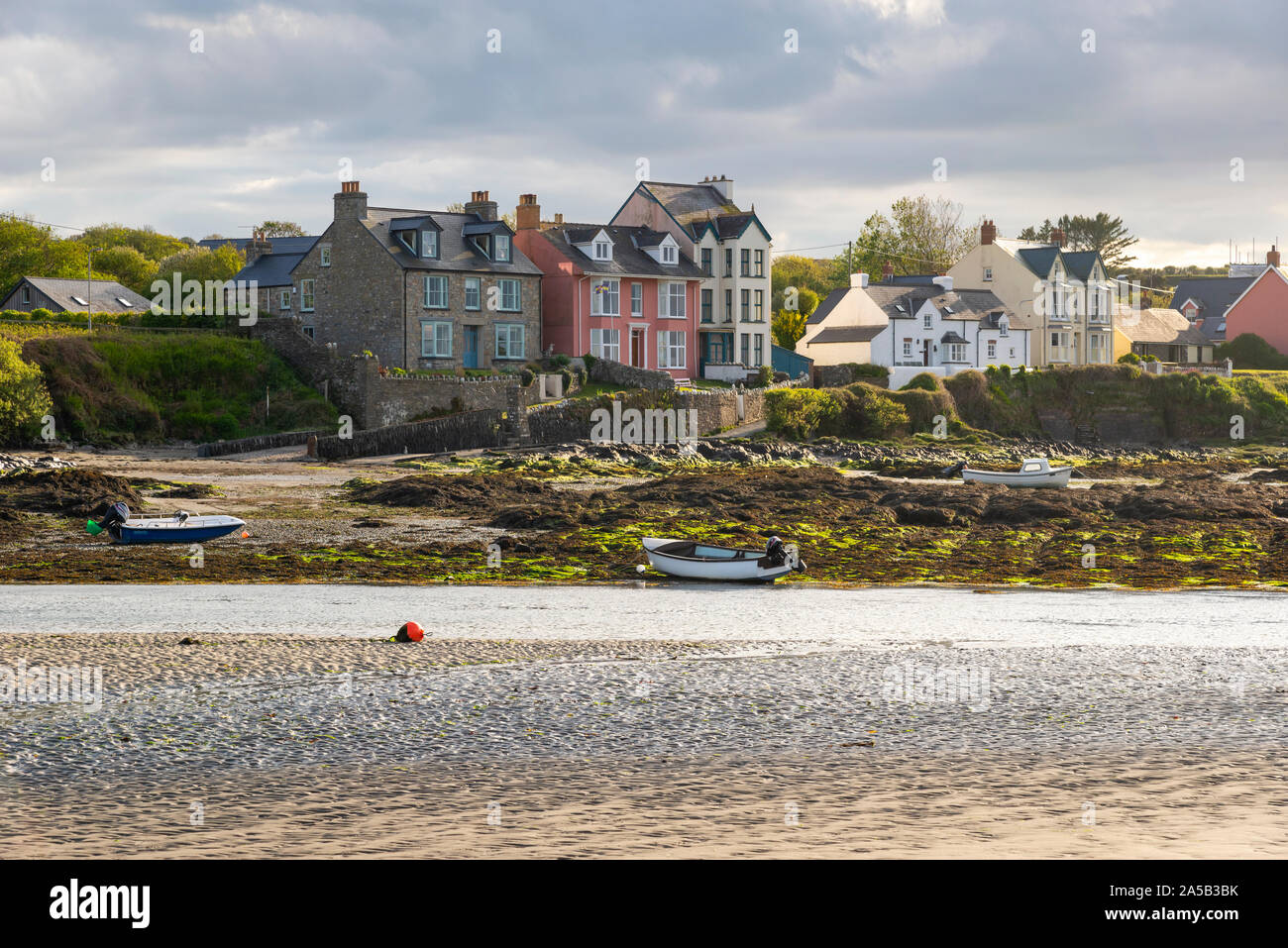 Serata primaverile a Newport Parrog, Pembrokeshire, Galles. Foto Stock