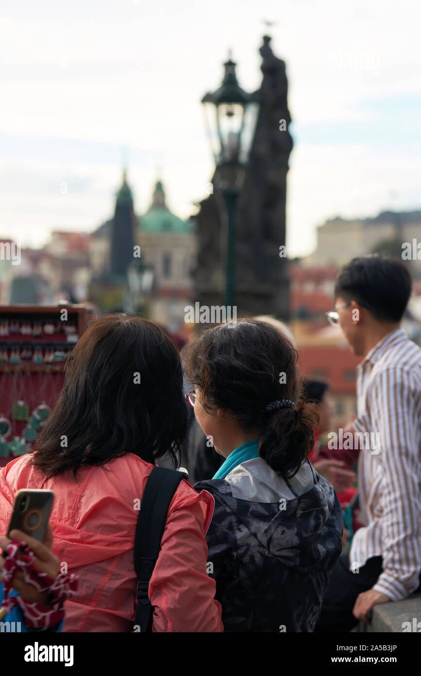 I turisti provenienti da Asia sul Ponte Carlo a Praga nella Repubblica Ceca Foto Stock