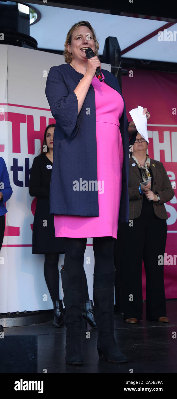 Antonietta Sandbach sul palco durante un anti-Brexit rally in piazza del Parlamento a Londra, dopo che esso è stato annunciato che il Letwin emendamento che mira ad evitare un no-deal Brexit il 31 ottobre è stato accettato in seguito il primo ministro Boris Johnson dichiarazione in House of Commons, sul suo nuovo Brexit trattativa. Foto Stock