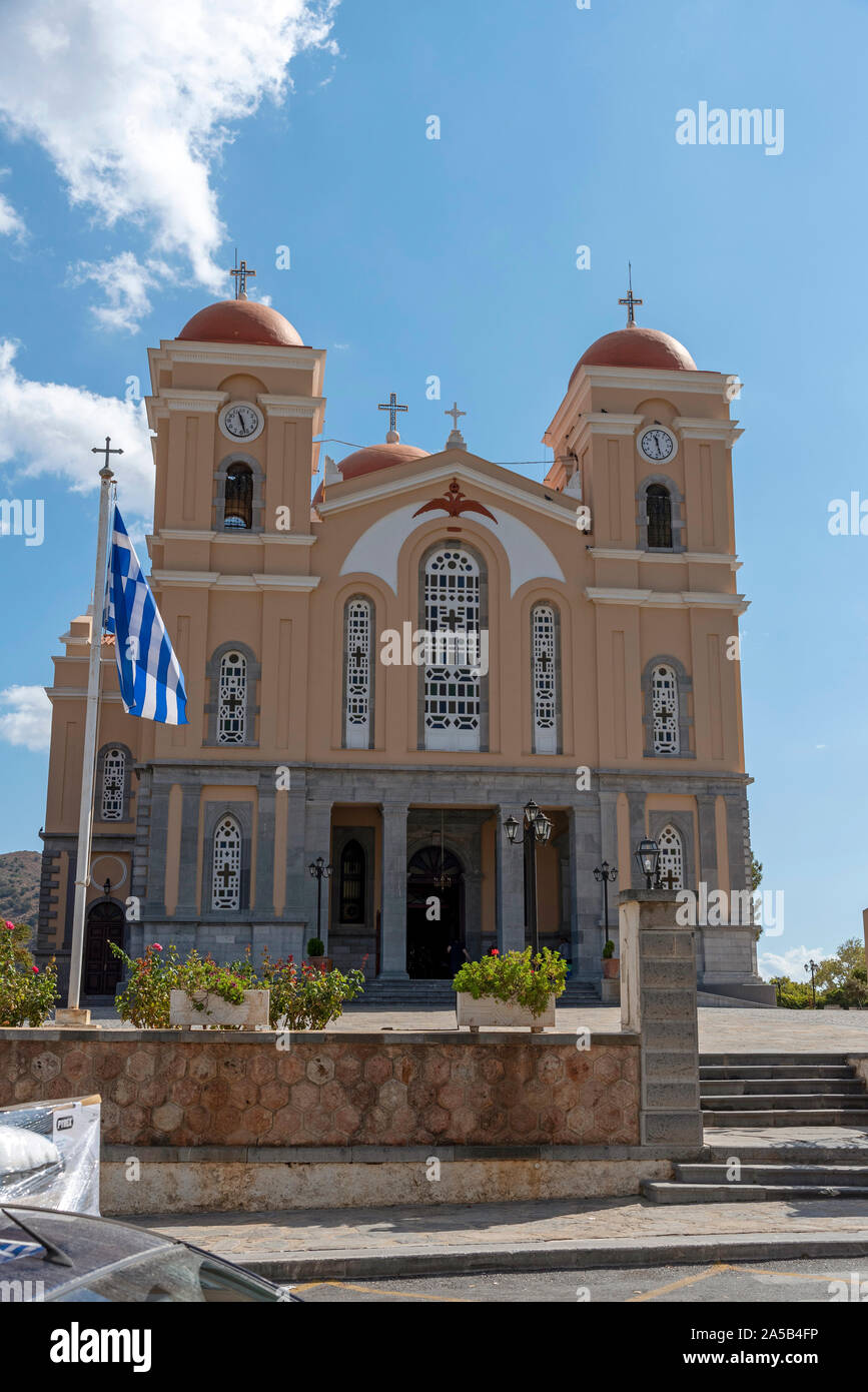 Neopolis, a nord di Creta, Grecia. Sulla vecchia strada nazionale come guida in Neopolis un Cretan città storica è la Chiesa della Vergine Maria Foto Stock