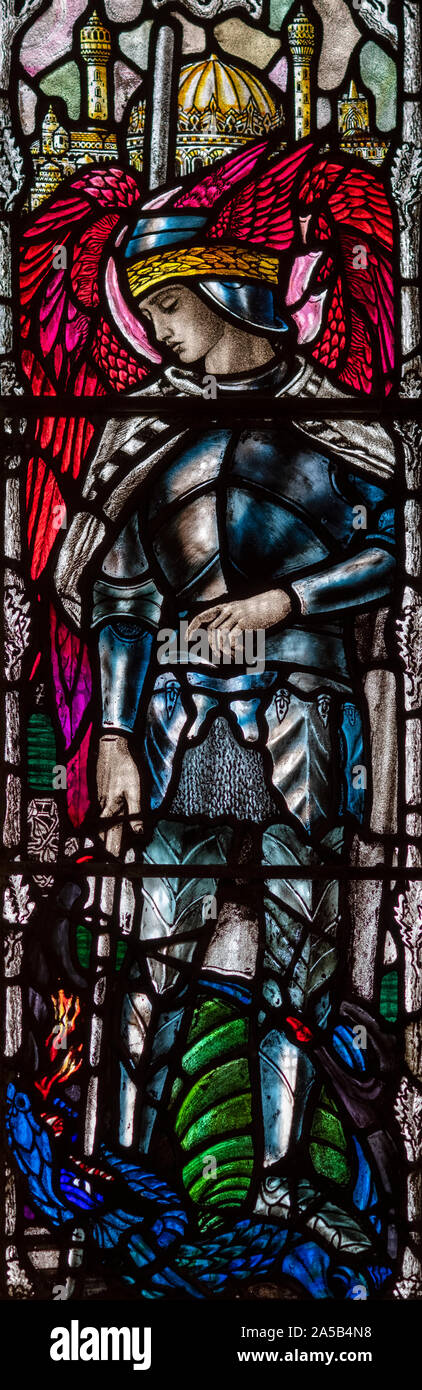 Christopher Whalls (1923) rappresentazione di San Michele superando il drago, St. Leonards Chiesa, Middleton, Greater Manchester, Regno Unito Foto Stock
