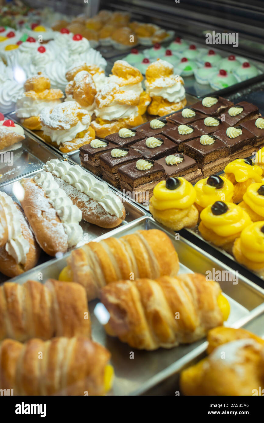 Italiano di pasticceria. Vetrina in pasticceria. La crema di latte e i dolciumi. Foto Stock