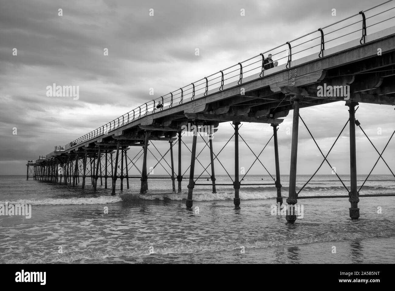 L'elegante 1869 molo vittoriano a Cambs su un nuvoloso giorno autunnale, North Yorkshire, Regno Unito Foto Stock