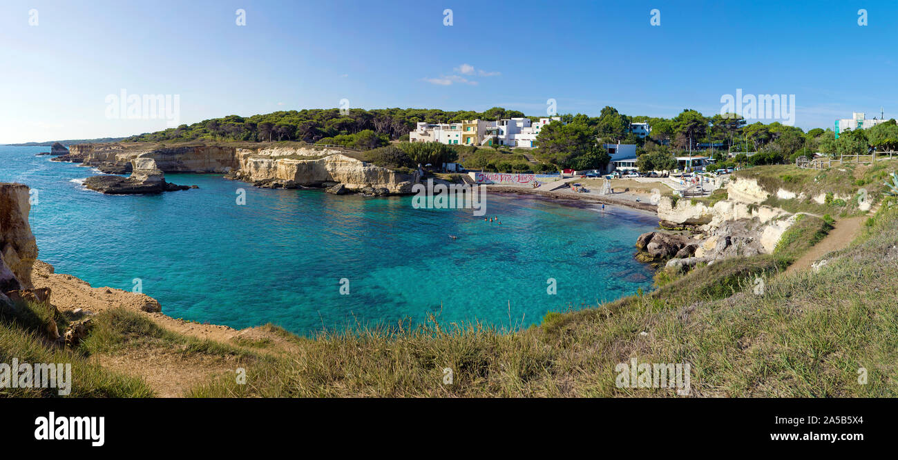 La baia di balneazione a Sant'Andrea, Lecce, Puglia, Italia Foto Stock