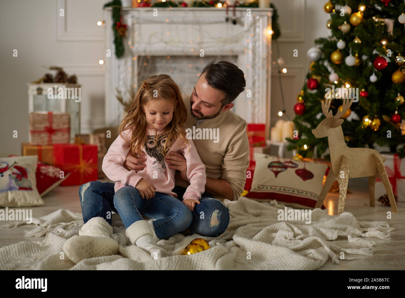 Natale regali concetto. Famiglia giovane avendo divertimento alla vigilia di Natale Foto Stock