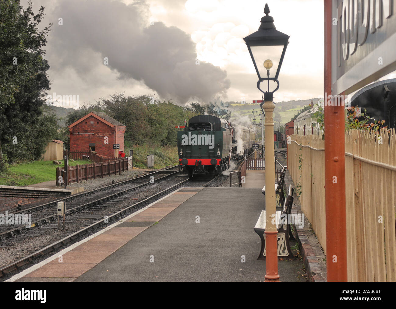 Toddington stazione ferroviaria in Cotswolds nel Gloucestershire, Inghilterra con motore a vapore in arrivo Foto Stock