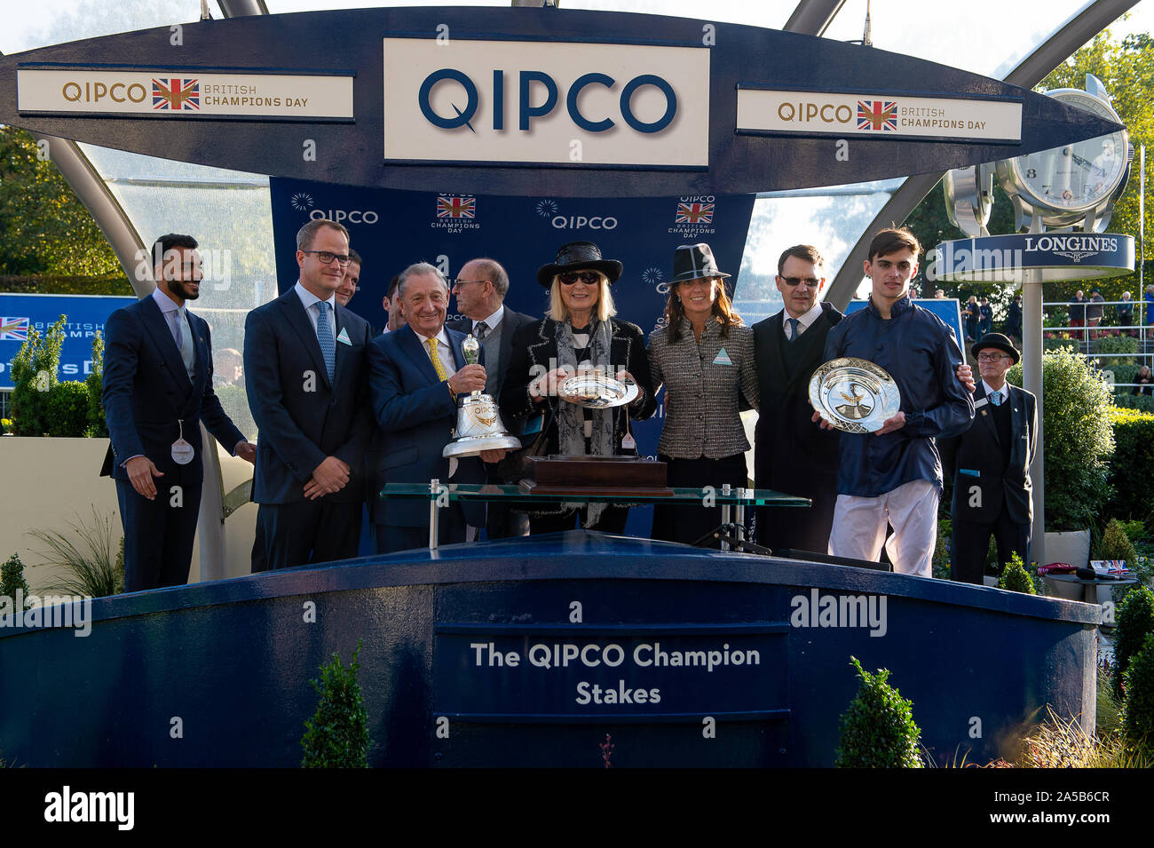 QIPCO British Champions giorno, Ascot Racecourse, Ascot, Berkshire, Regno Unito. Il 19 ottobre, 2019. Jockey Donnacha O'Brien vince il Campione QIPCO picchetti (classe 1) (British Champions metà distanza) (gruppo 1) a cavallo magico (IRE) come è raffigurato con i proprietari e il Trainer Aidan O'Brien. Credito: Maureen McLean/Alamy Live News Foto Stock