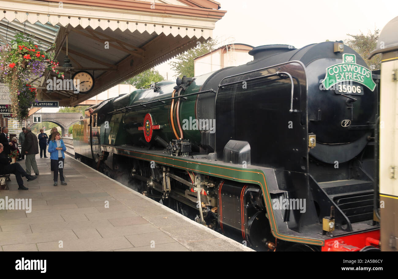 Toddington stazione ferroviaria in Cotswolds nel Gloucestershire, Inghilterra con treno vintage sulla paltform Foto Stock
