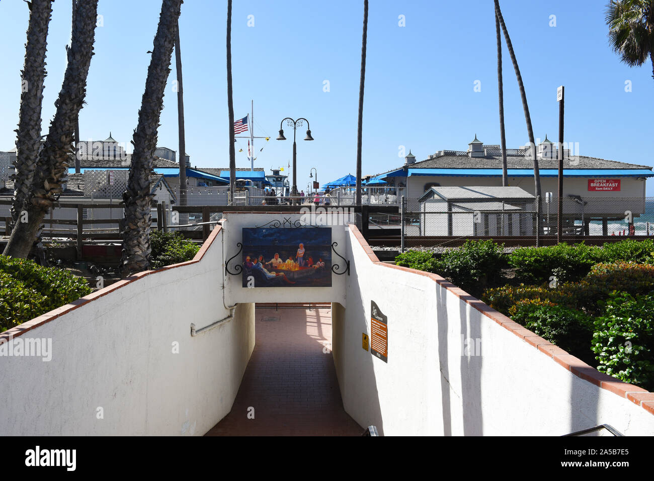 SAN CLEMENTE, CALIFORNIA - 18 OTT 2019: tunnel pedonale sotto il treno tracce adiacenti ot il San Clemente Pier, guardando verso il molo. Foto Stock