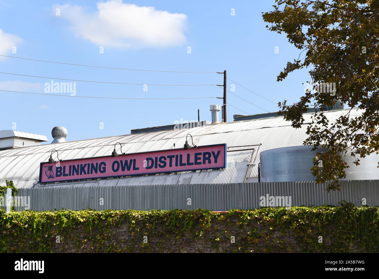 SANTA ANA, CALIFORNIA - 14 OTT 2019: il lampeggio Owl Distillery, segno e costruzione è la prima distilleria artigianale in Orange County. Foto Stock