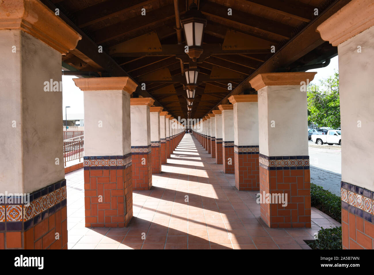 SANTA ANA, CALIFORNIA - 14 OTT 2019: passerella esterna colonnato con architettura spagnola motif presso la Santa Ana stazione ferroviaria. Foto Stock