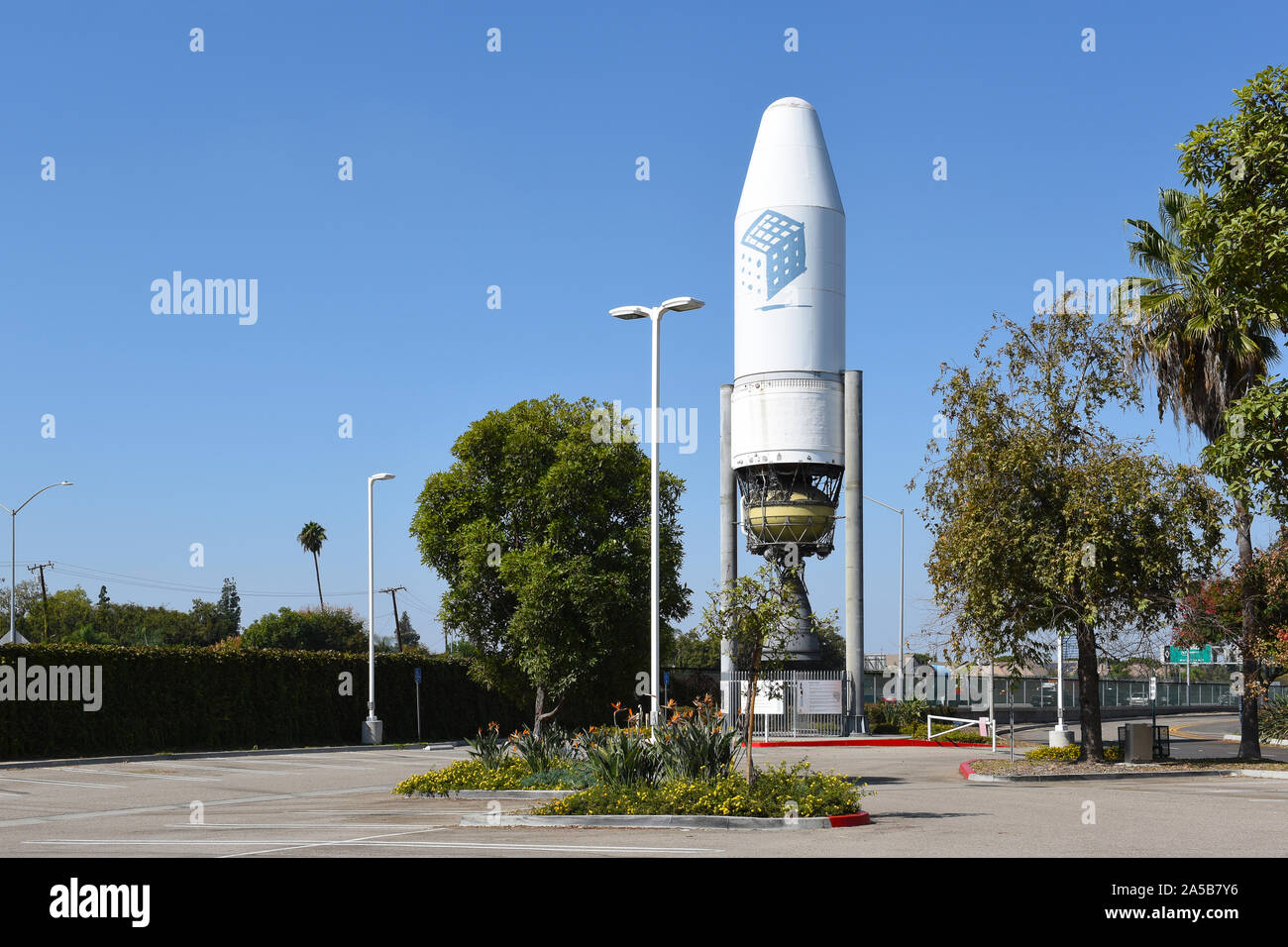 SANTA ANA, CALIFORNIA - 14 OTT 2019: Un Delta III Rocket nel parcheggio della scoperta Cube Orange County, un museo della scienza progettato per scintilla chi Foto Stock