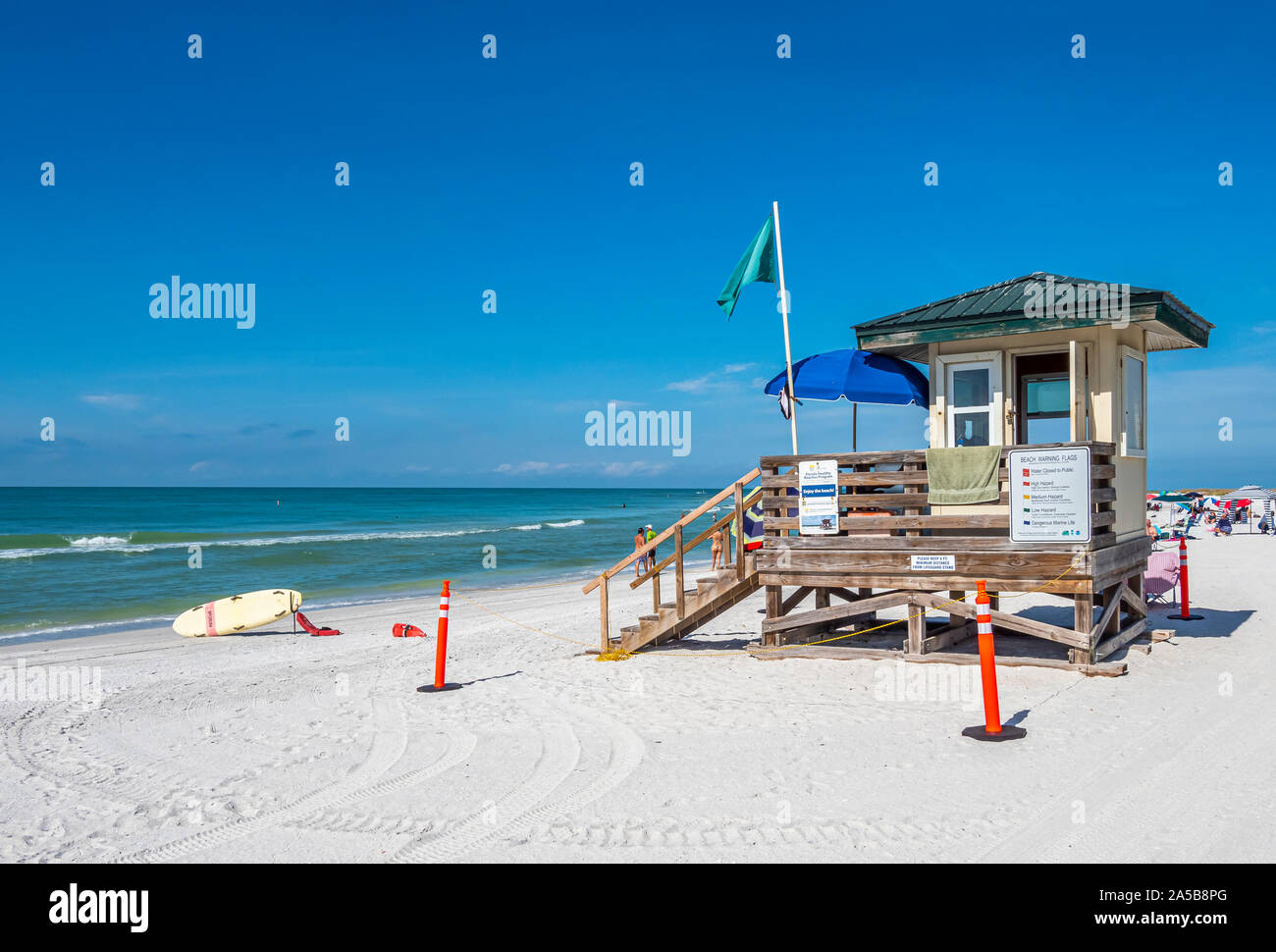 Bagnino stare sulla spiaggia del Lido di Venezia sul Golfo del Messico sul Lido Key in Sarasota Florida negli Stati Uniti Foto Stock