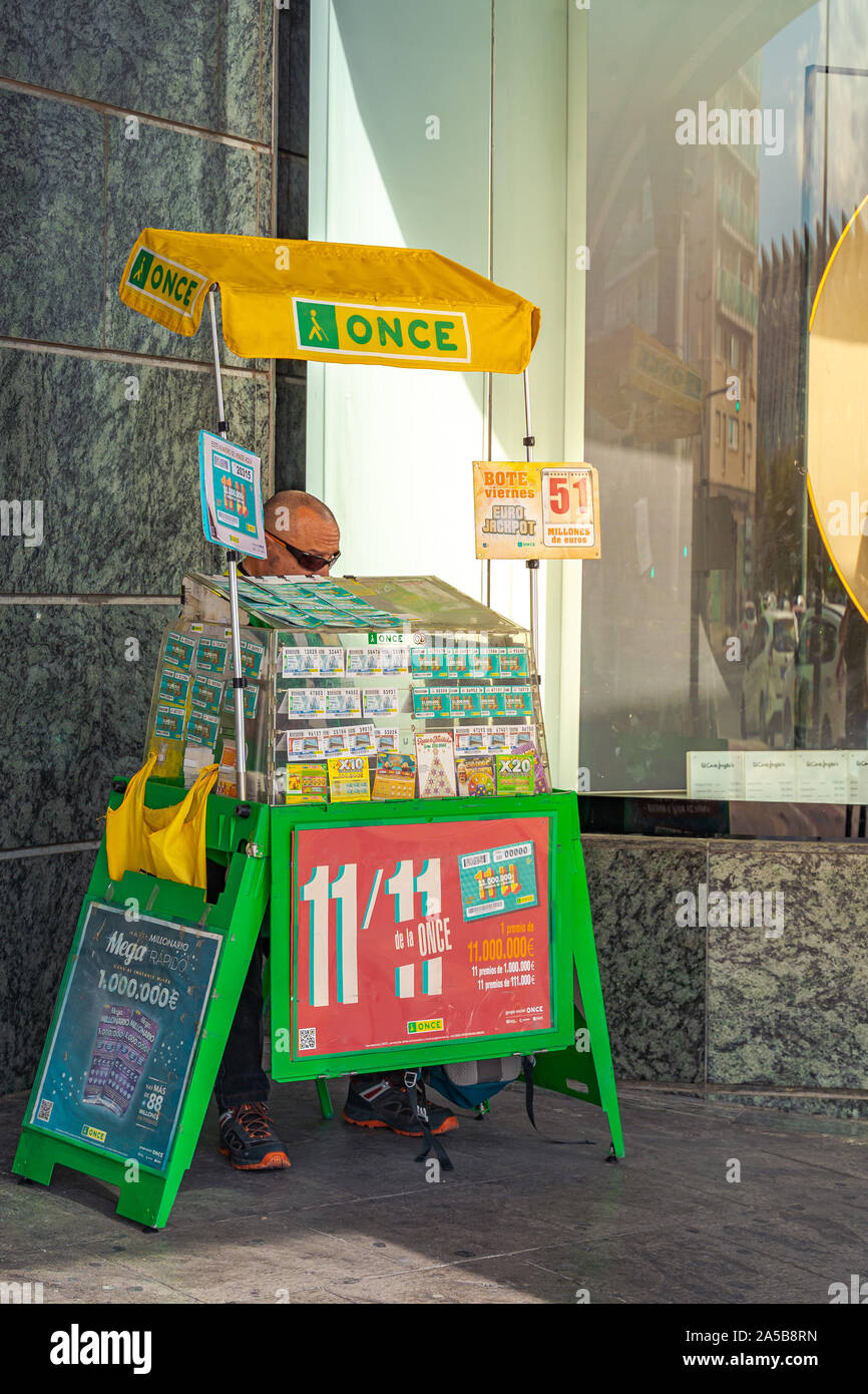 VALENCIA, Spagna - settembre 14,2019: uomo anziano bying biglietto della lotteria. Una volta che è una organizzazione nazionale di spagnolo non vedenti. Foto Stock
