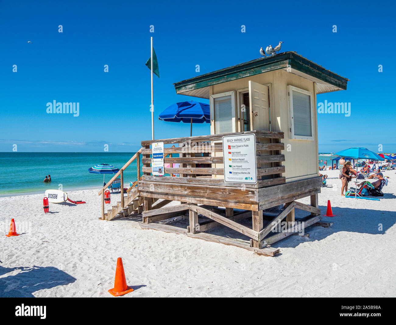 Bagnino stand sul Lido Key Beach sul Golfo del Messico in Sarasota Florida negli Stati Uniti Foto Stock