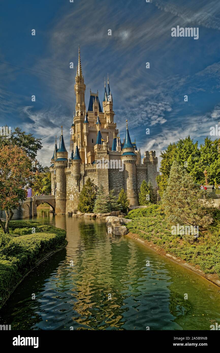 Castello di Cenerentola nel Magic kingdom, Disney World, Orlando, Florida Vista diurna con le nuvole nel cielo sullo sfondo Foto Stock