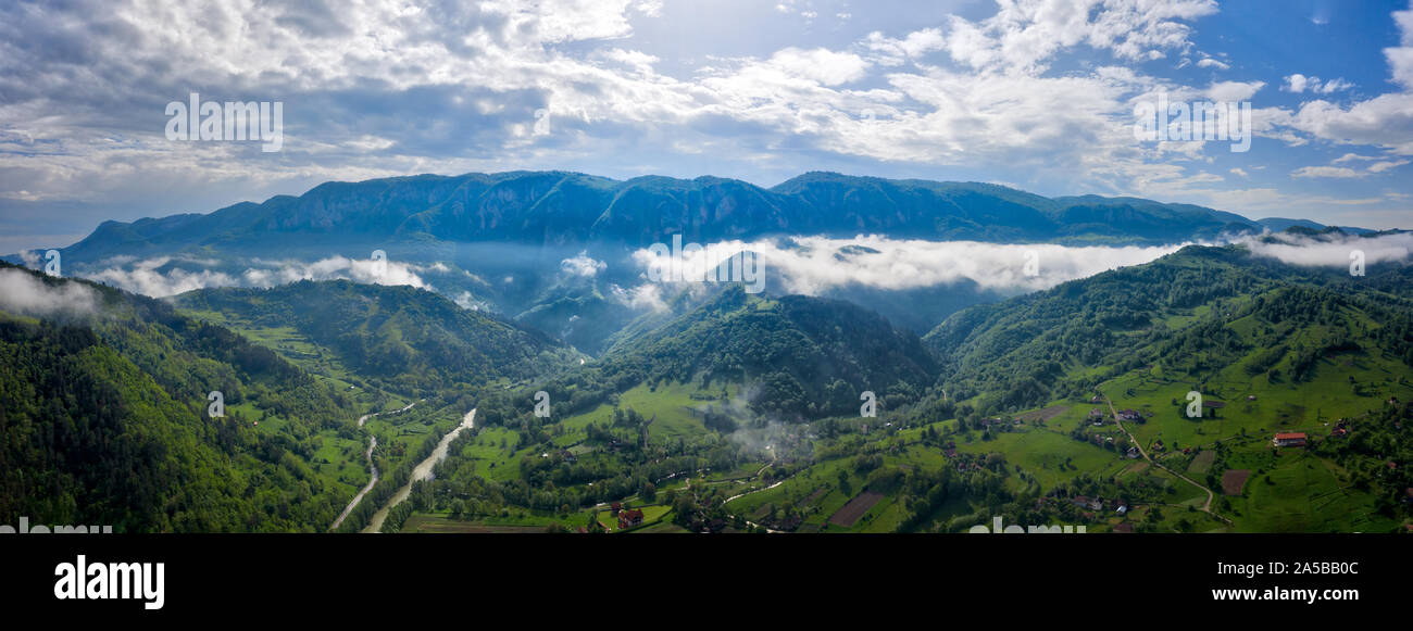 Bassa paesaggio cloud nel centro di Romania, adottate nel maggio 2019 Foto Stock