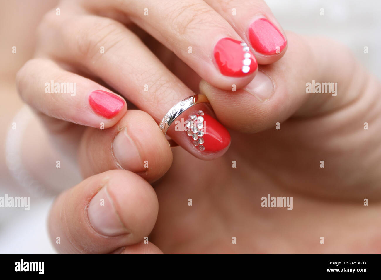 Mano di sposo mettendo un anello sul dito della sua sposa, primo piano Foto Stock