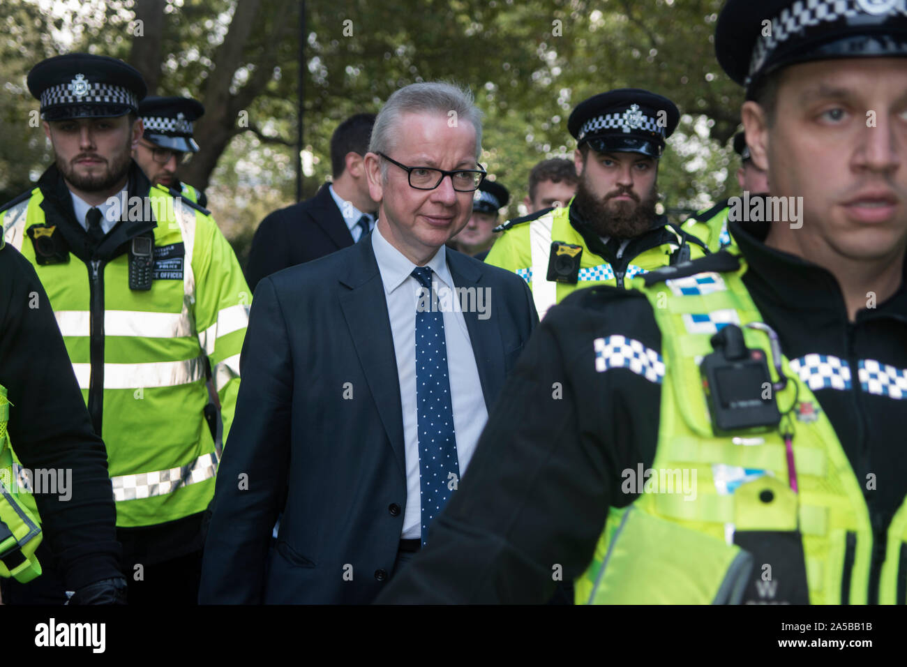 Michael Gove MP ha bisogno della protezione della polizia quando egli lascia la House of Commons dopo il dibattito Brexit su Super sabato 19 ottobre 2019 minacciando verbali lingua abusiva gridò a MPs. HOMER SYKES Foto Stock
