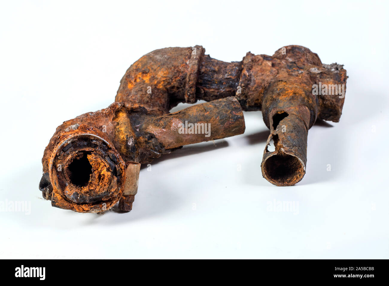 Frammenti di vecchi in ghisa tubi di acqua su sfondo bianco. Dopo molti anni di funzionamento corrosi tubazione di metallo è stata distrutta. Rusty tubo di acciaio con Foto Stock