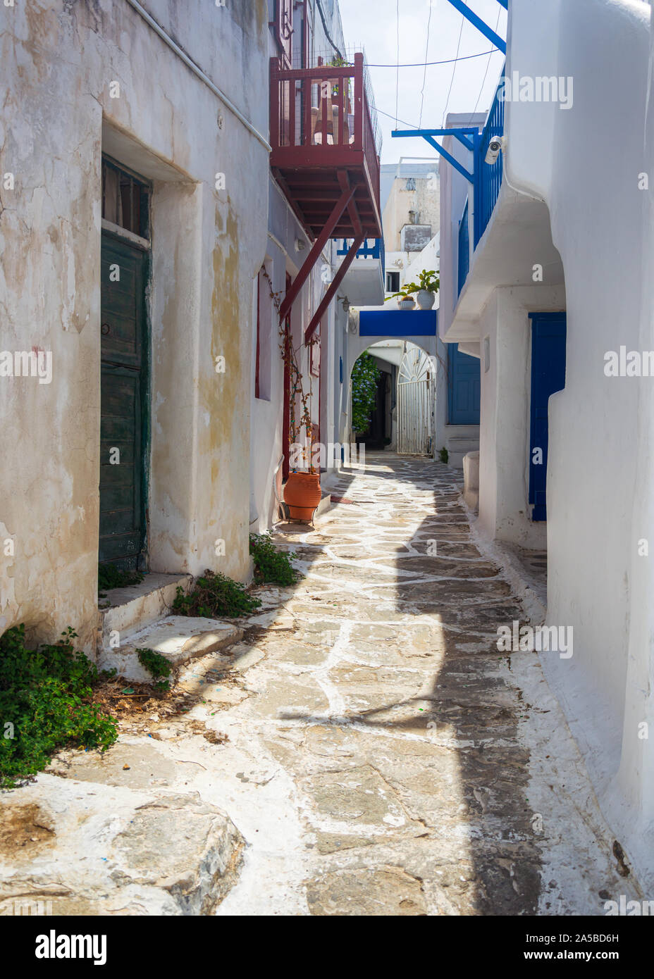 Strade strette e finestre blu con edifici bianchi a Mykonos in Grecia Foto Stock