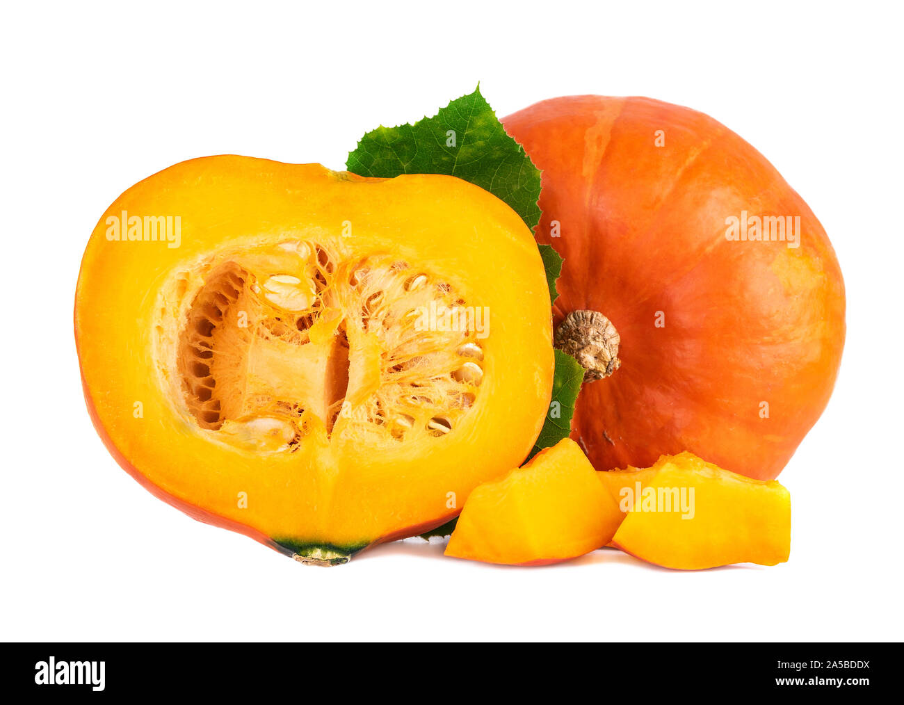 In autunno il colore arancione zucca. Hokkaido zucche dimezzato e le fette su bianco Foto Stock