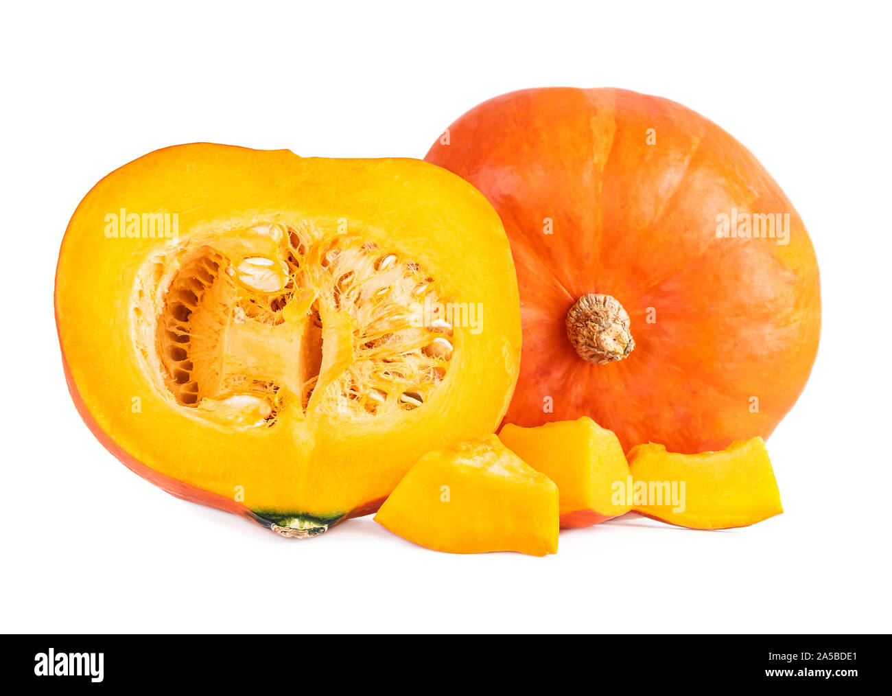Colore arancione zucca hokkaido intera dimezzato e le fette su bianco Foto Stock