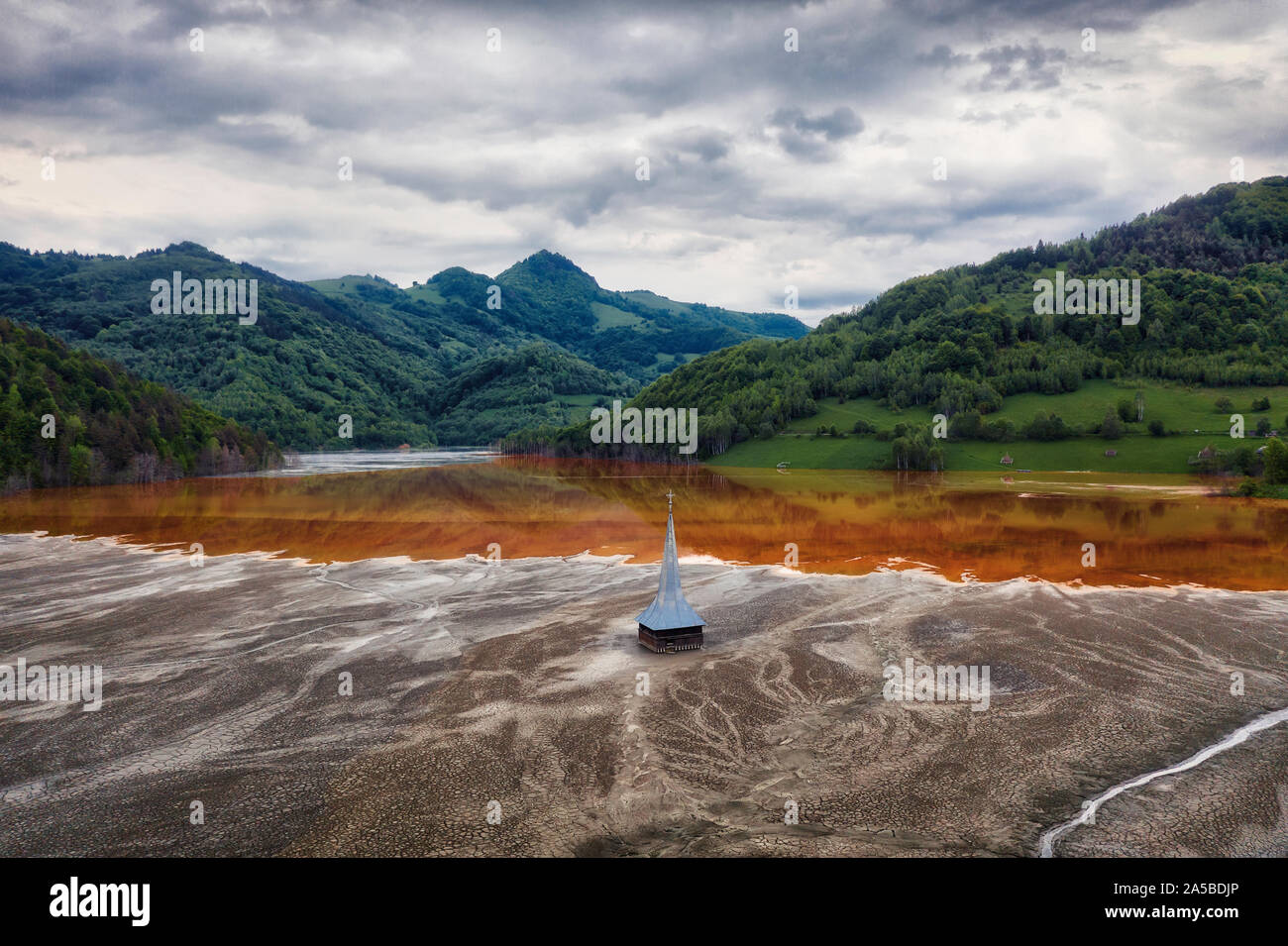 Romania vecchia chiesa nel lago Foto Stock