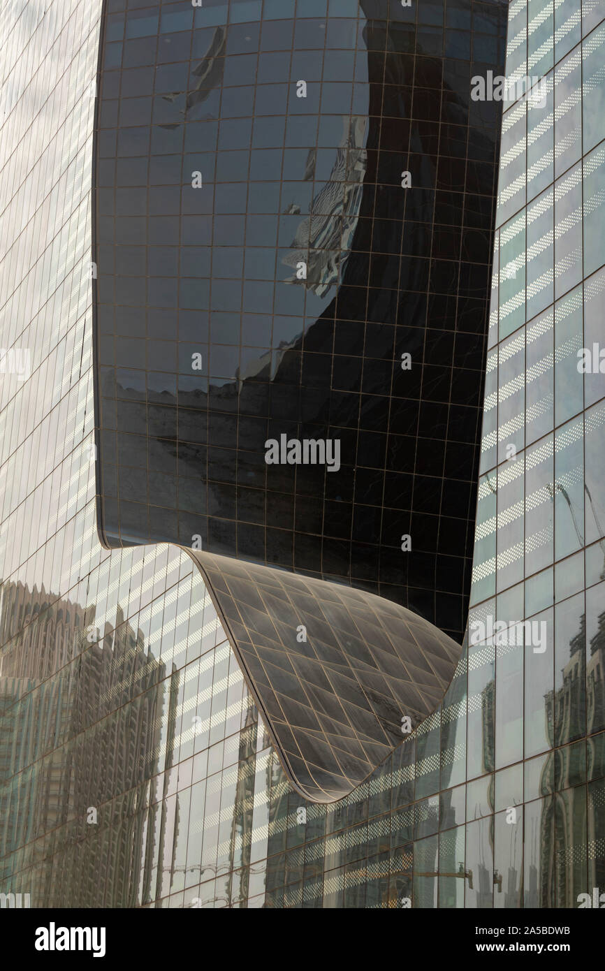 Particolare della facciata di Opus impiego misto uffici, alberghi e residences, da Zaha Hadid, Dubai, Emirati Arabi Uniti Foto Stock