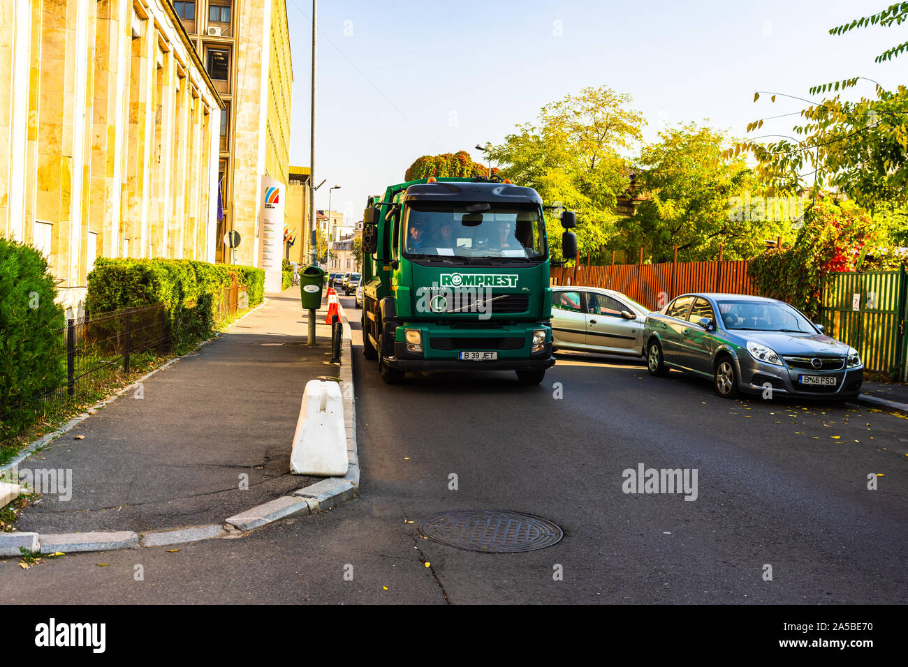 Camion della spazzatura per le strade di Bucarest, Romania, 2019 Foto Stock