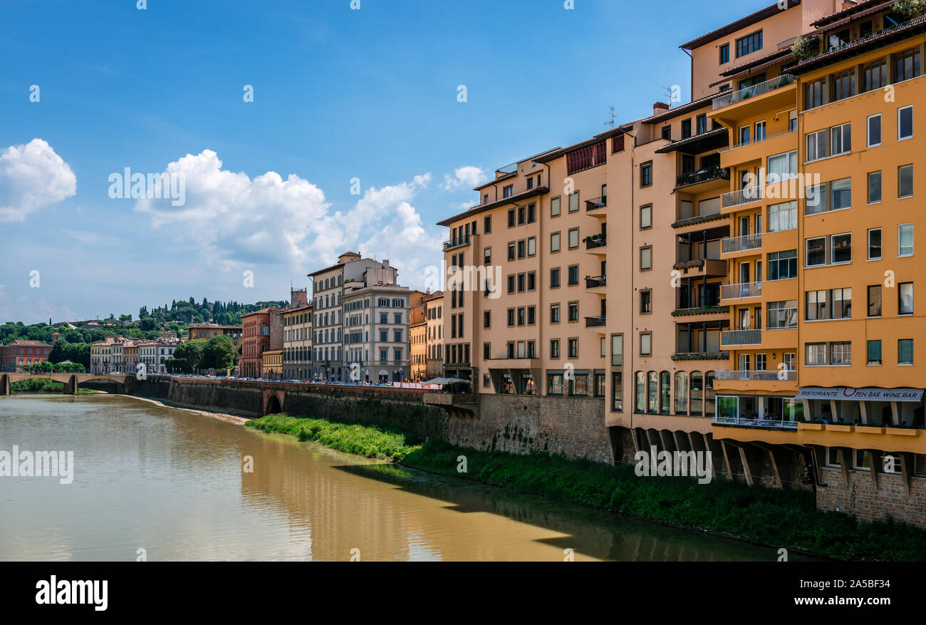 Vista di vecchi edifici sulla riva settentrionale dell'Arno, a Firenze, Italia, compreso il Lungarno degli Acciaiuoli. Foto Stock