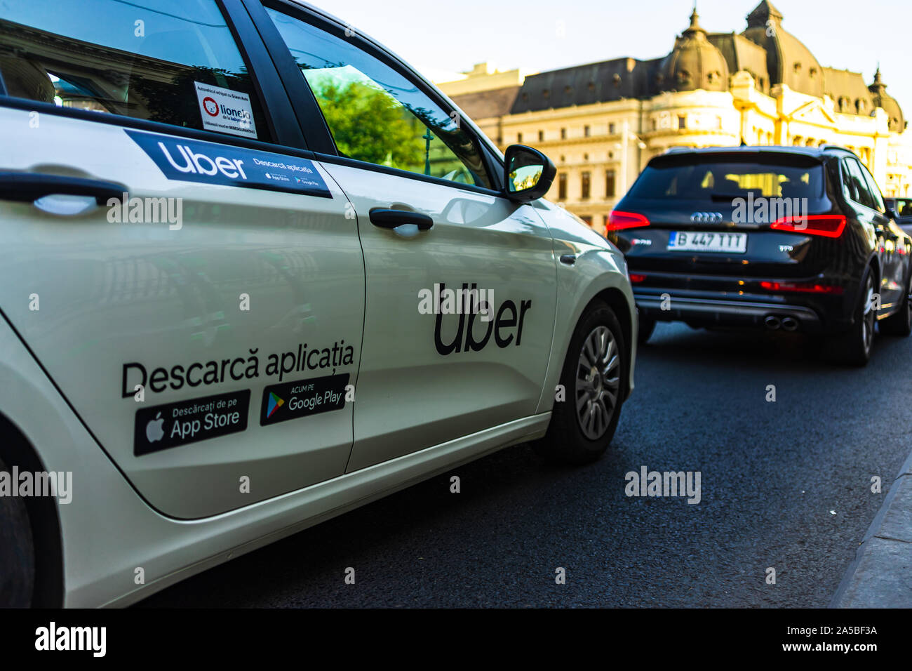 Uber auto nel traffico, città moderna di servizio taxi a Bucarest, Romania, 2019 Foto Stock