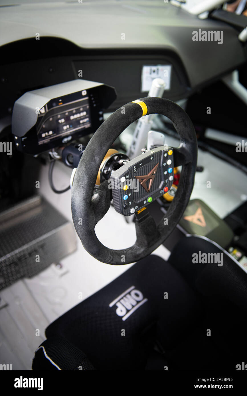 Circuito di Vallelunga, in Italia il 15 settembre 2019. Close up racing Cupra auto volante nella cabina di pilotaggio il fuoco selettivo dettaglio Foto Stock