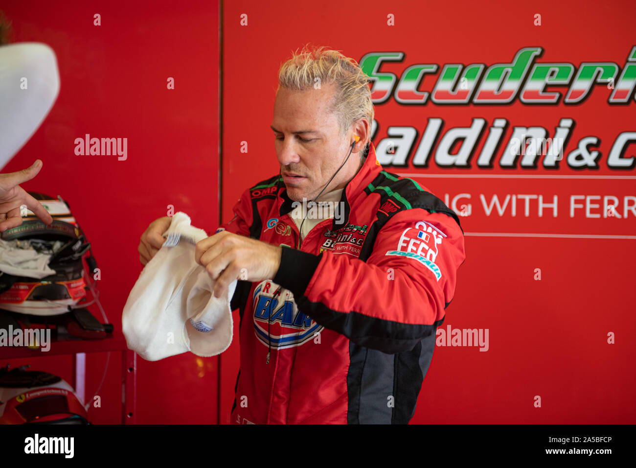 Circuito di Vallelunga, in Italia il 15 settembre 2019, Jacques Villeneuve famosa competizione di auto conducente in rosso paddock indossare equipaggiamento di sicurezza usura di gara Foto Stock