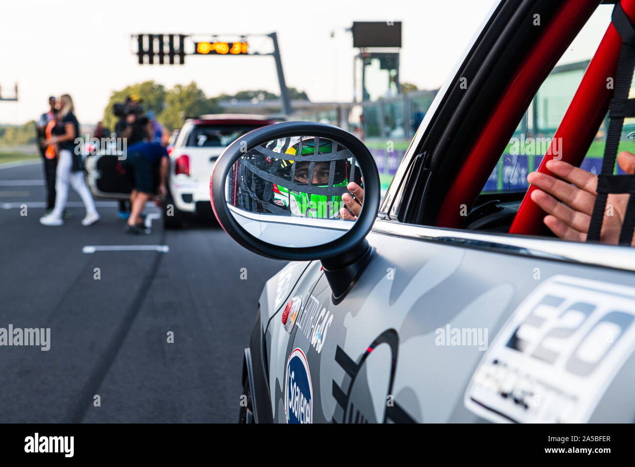 Circuito di Vallelunga, in Italia il 14 settembre 2019. Mini Cooper car racing driver agli occhi in specchio posteriore sulla griglia di partenza vicino fino Foto Stock