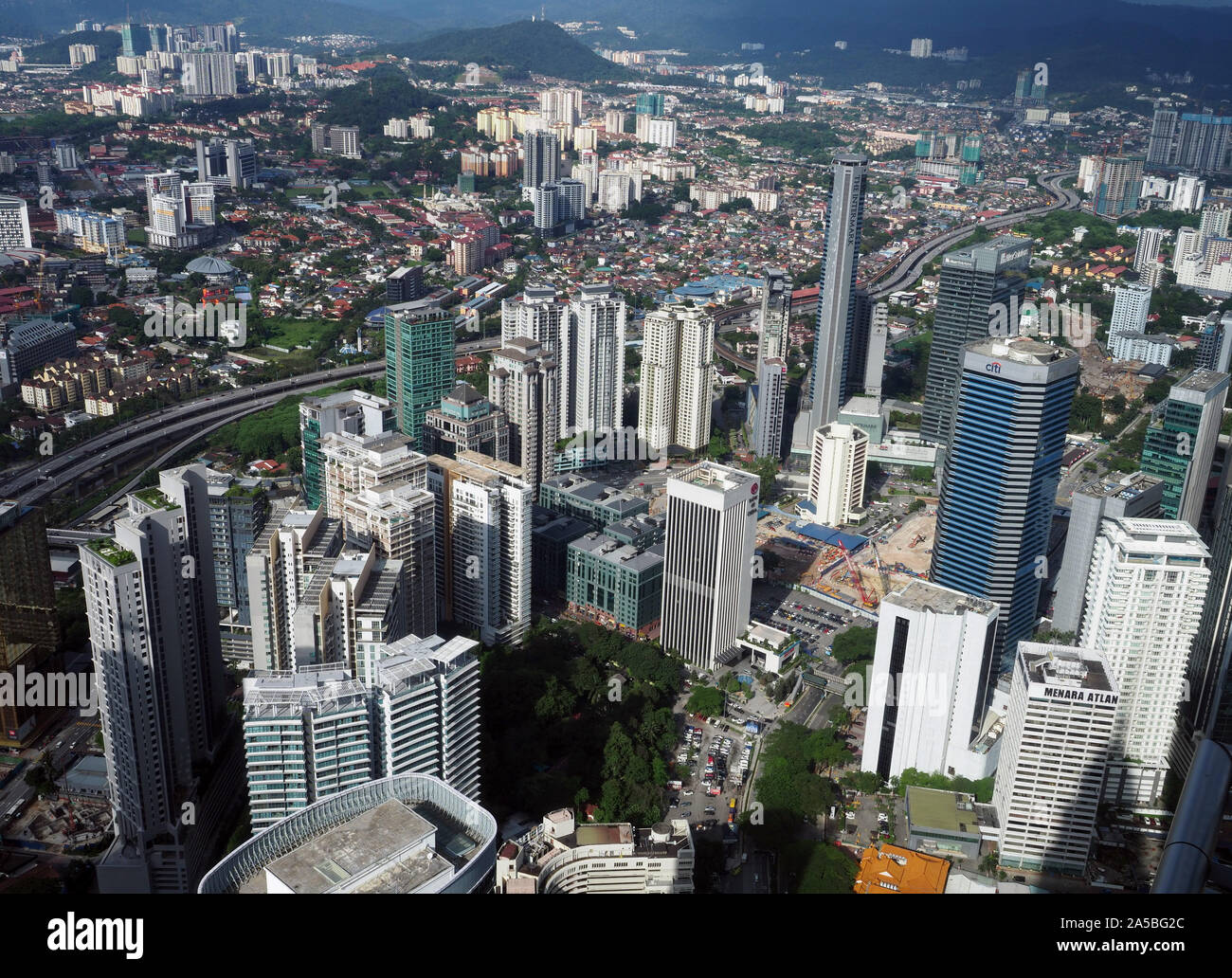 La città di Kuala Lumpur, vecchi e nuovi edifici di Kuala Lumpur in Malesia Foto Stock