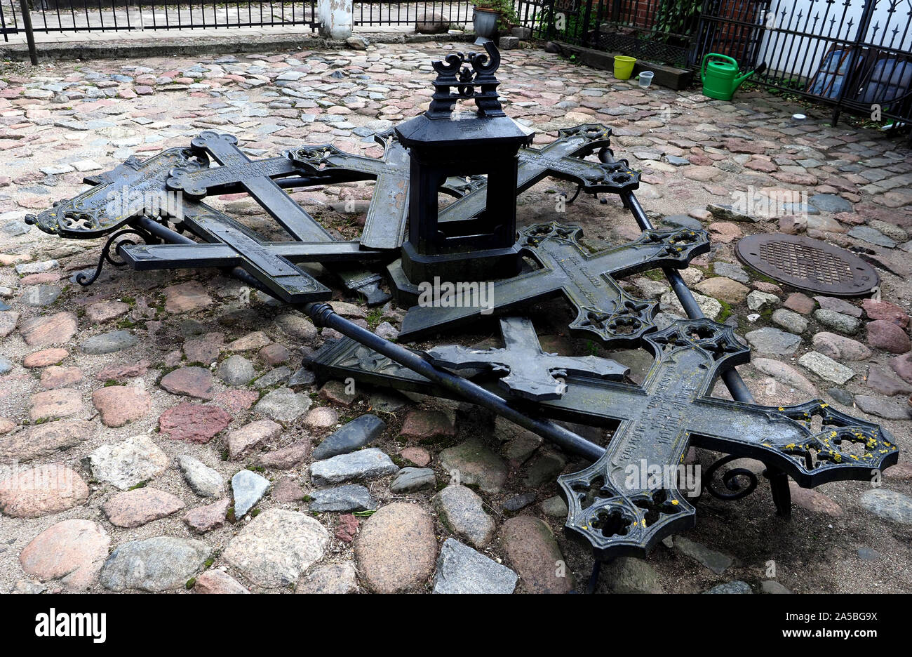 In tempi sovietici le croci cristiane sono state rimosse e oggetto di dumping ora alcuni sono visualizzati come sculture. Klaipeda, Lituania. Foto Stock