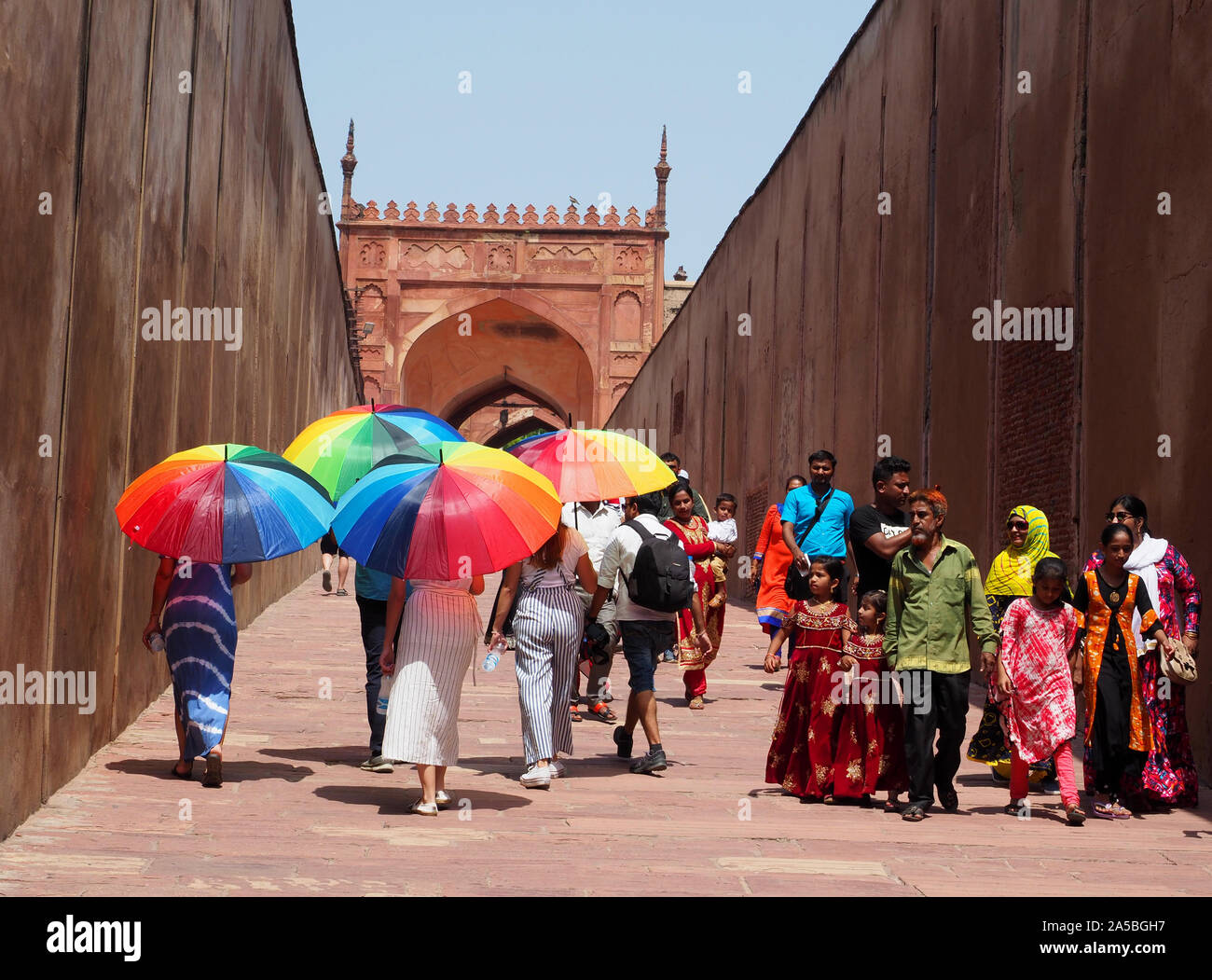 Turisti e un locale famiglia indiano in visita presso il Red Fort di Agra, India. Foto Stock
