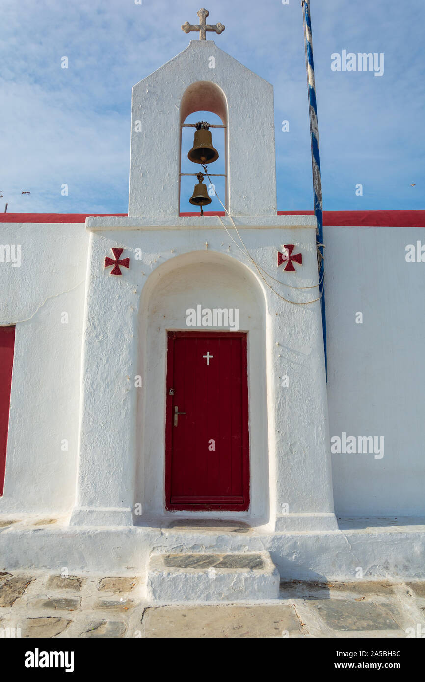 Una delle più belle chiese della città di Mykonos in Grecia la balneazione nella luce del sole Foto Stock